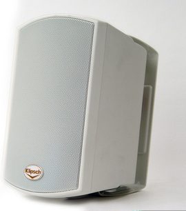 Klipsch AW-400 hvid højttaler, set forfra og lidt fra siden, med metalrist på forsiden og Klipsch-logoet