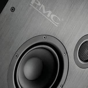Enceinte encastrable murale PMC Ci140, vue de face rapprochée, en noir mat, avec tweeter central et woofer circulaire