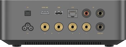Povečan pogled na zadnjo stran WiiM Amp Ultra, integriranega stereo hi-fi ojačevalnika v antracitno sivem aluminiju, s priključkom za napajanje, optičnim vhodom, HDMI ARC priključkom, USB priključkom, LAN priključkom, dvojnim RCA in mini-jack avdio vhodom, štirimi pozlačenimi banana priključki za zvočnike ter sub-out izhodom.