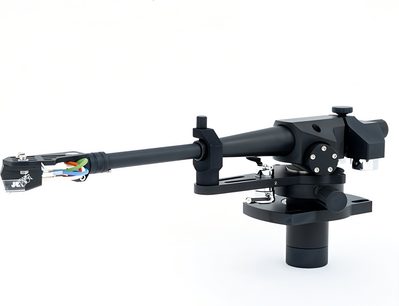 Transrotor Dark Star TRA Studio hi-fi læsearm i mat sort metal, set fra siden i diagonal vinkel, med cylindrisk arm, drejelig base, pickup-hus og synlige flerfarvede kabler