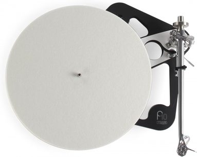 Rega Planar 10 mat sort pladespiller med Apheta 3 MC-pickup, set forfra, hvid plade, sort arm, hvid baggrund