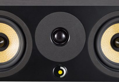 Centrálny reproduktor Davis Acoustics Krypton C technik čierny, pohľad spredu, 2 žlté tkané reproduktory, čierny stredový výškový reproduktor, kruhové logo