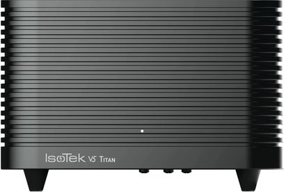 Strømrenser IsoTek V5 TITAN sort, frontvisning, vandret rillet overflade, koniske fødder, logo og tekst nederst til venstre