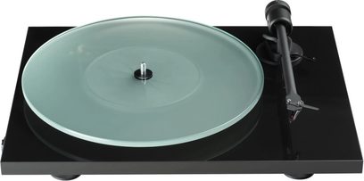 Hi-fi platenspeler Pro-Ject T1 EVO zwart gelakt met transparante glazen plateau en matzwarte toonarm zichtbaar in de bovenhoek