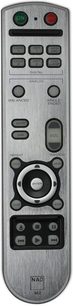 NAD M2 metalgrå hi-fi-fjernbetjening, frontpanel, frontvisning, sorte knapper og grøn LCD-skærm, lodret langstrakt form