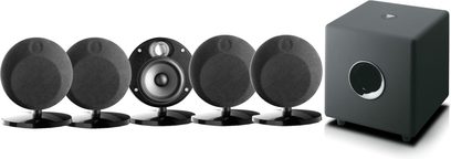 Focal Dome 5.1 CUB 3 sort højttalerpakke: 5 sorte kugleformede højttalere på stativer, 1 sort kubisk subwoofer