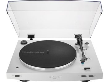 Biały gramofon Audio Technica AT-LP3XBT z przodu, z otwartą pokrywą, ramieniem z wkładką gramofonową i matowym czarnym talerzem