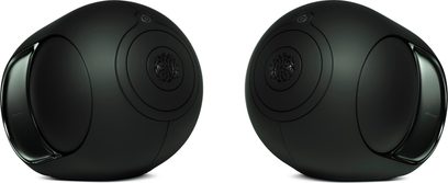 Két DEVIALET Phantom Ultimate 108 dB Deep Forest hangszóró, matte zöld műanyag tok, oldalsó hűtőbordák, háromnegyedes nézet