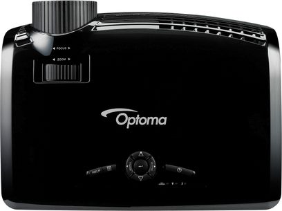 Optoma HD23 sort videoprojektor, frontvisning, motordrevet zoom og fokus, kontrolpanel med knapper, Optoma-logo