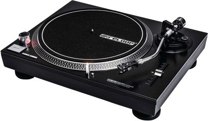 Reloop RP 2000 MK2 melna vinila plates, skats no augšpuses, apaļa ripas virsma ar pretslīdes paliktni, toņvārpstas svira ar skaņvārpstu un pretsvaru, regulēšanas pogas un slīdņi