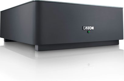 Kompaktowy, prostokątny czarny subwoofer Canton Smart Sub 10 widziany z perspektywy trzy czwarte, z przednim logo i zieloną diodą sygnalizacyjną