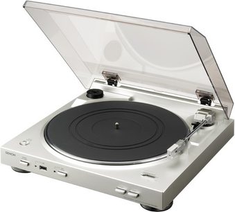 Denon DP-200USB sølvfarvet pladespiller set ovenfra i en vinkel, sort pladespillerplade, tonarm, gennemsigtig løftet låg