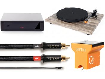 Vinyl-Set mit Rega-Plattenspieler in Holzoptik, schwarzem Gehäuse, orangefarbenem Ortofon-Tonabnehmer und RCA-Kabeln von Advance Paris