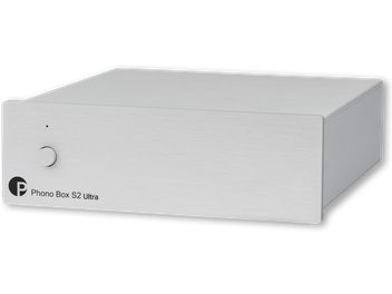 Preamplificator phono Pro-Ject Phono Box S2 Ultra argintiu, carcasă dreptunghiulară din metal periat, buton circular și indicator luminos pe panoul frontal