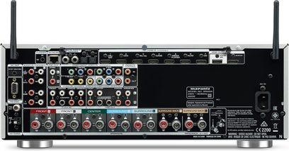 Marantz SR5009 sort hjemmebiografsforstærker, set forfra, med mange lyd/video-stik på bagsiden, to Wi-Fi-antenner