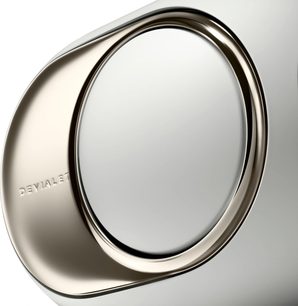 Høyttaler DEVIALET Phantom Ultimate 98 dB hvit, nærbilde fra siden med sirkulær membran omkranset av polert, forgylt metall