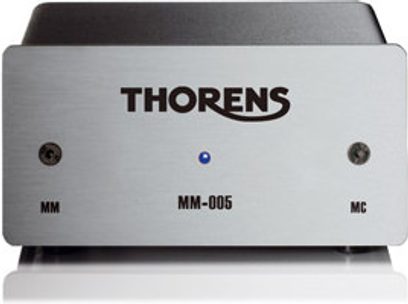Thorens MM-005 sidabrinis fonografinis priešstiprintuvas, priekinis skydelis, matinis pilkas stačiakampis korpusas, juodi rankenėliai, mėlynas indikatorius
