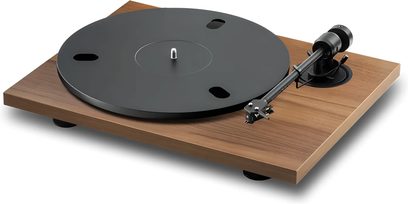 Gira-discos Pro-Ject E1.2 nogueira, vista de três quartos com base de efeito madeira, prato e braço de leitura pretos
