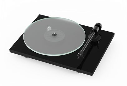 Тонарм Pro-Ject T1 EVO чорного кольору з лакованим покриттям, прозорим скляним піддоном та матовим чорним тонармом, який видно під верхнім кутом.