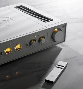 Amplificatore hi-fi stereo integrato Rose RA280 argento con vu-meter retroilluminati, grande manopola del volume e telecomando coordinato