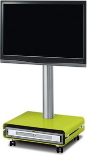 Zelený nábytek pod TV v pastelově zelené barvě a kartáčovaném kovu na centrální noze, pohled zepředu s mírným nadhledem na černém jednobarevném pozadí