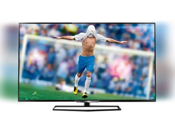 Philips 42PFK6549 fladskærms-LED-tv, set forfra, viser en fodboldscene med en spiller i blå trøje og hvide shorts, der hopper på en grøn bane