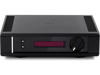 Rega Osiris zwarte stereo hi-fi versterker, vooraanzicht, voorzijde met knoppen, draaiknop en rood display, twee zijdelingse ventilatieopeningen