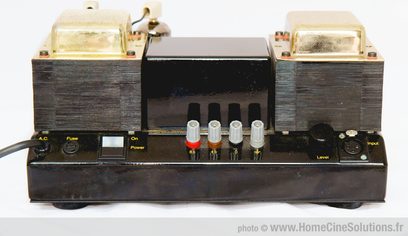 Vintage černý integrovaný stereo zesilovač EAR Yoshino 509 Mk2, detailní pohled zepředu, 4 elektronky, zlaté knoflíky, broušený čelní panel