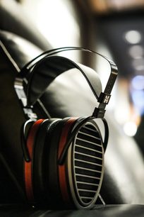 Hifiman Arya Organic åbne hovedtelefoner set fra siden, hovedbøjle og ørepuder i sort læder, sølvfarvede transducere
