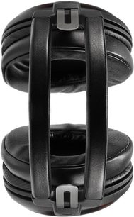 Gesloten Audio Technica ATH-AWKT hoofdtelefoon met zwart lederen oorschelpen, verstelbare hoofdband, frontale close-up op witte achtergrond