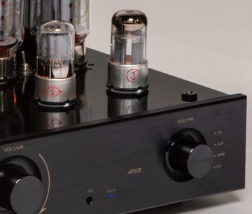Puresound A30-R must hi-fi-lambivõimendi, esivaatest, 2 klaasist lambiga, 5-asendilise valiku lülitiga, helitugevuse ja toite sisse/välja nuppudega