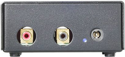 Lehmann Audio Black Cube Statement svart phono forforsterker, frontvisning, 3 horisontalt plasserte forgylte RCA-kontakter, opplyst blå LED