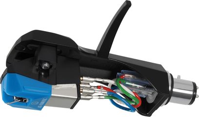 Audio Technica AT-VM95C/H pickup på sort headshell, blå nål, synlige stik og farvede ledninger