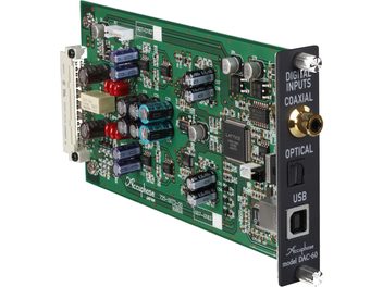 Carte d'extension DAC-60, гледан под ъгъл, различни електронни компоненти, коаксиални, оптични и USB конектори, бял текст