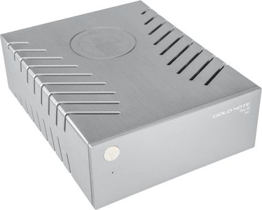 HI-FI tápegység, HI‑FI Gold Note PSU‑10 EVO ezüst, kefélt fémház szellőzőnyílásokkal, háromnegyedes elölnézet