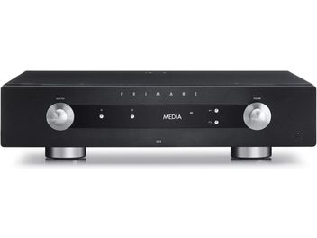 Primare I35 sort hi-fi stereoforstærker, set forfra, sort front med sølvfarvede knapper og drejeknapper, central display