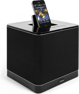 Sort Arcam Solo RCube multimediehøjttaler, kubisk form, smartphone-dock på toppen, set forfra