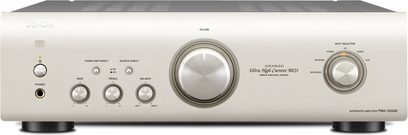 Denon PMA-1520AE sidabrinės spalvos hi-fi stereo stiprintuvas, priekinis vaizdas, valdymo mygtukai ir rankenėlės, garsumo indikatorius, ausinių lizdas