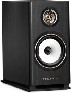 Altavoz de estantería Triangle Solstice 3 negro visto en tres cuartos, tweeter dorado y gran altavoz blanco en la parte frontal