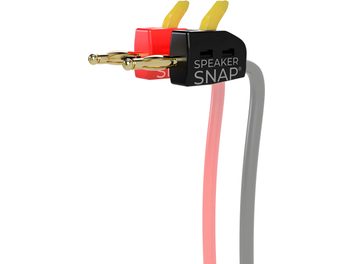 Zbliżenie w ujęciu trzy czwarte na dwie wtyczki bananowe Speaker Snap SSBP12, z błyszczącymi plastikowymi obudowami w kolorze czerwonym i czarnym, pozłacanymi stykami, półprzezroczystymi żółtymi języczkami oraz kablami w szarej i różowej izolacji