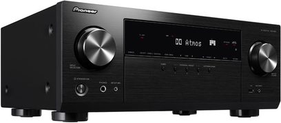 Frontalansicht des Pioneer VSX-934 Heimkino-Receivers in schwarz, Frontblende aus gebürstetem Aluminium, blaues Display, silberne Knöpfe und Drehregler