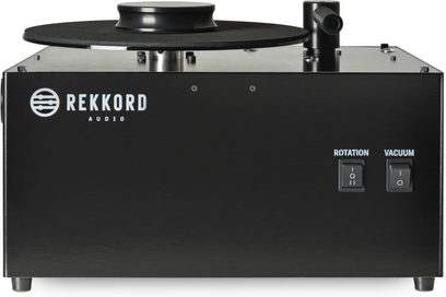 Černý vinylový přehrávač Rekkord Audio RCM, pohled zepředu, s ramenem, talířem a ovládáním otáček a odsávání