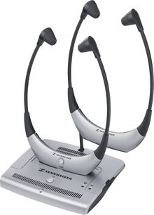 Twee open grijze en zwarte Sennheiser RS-4200 II hoofdtelefoons op een oplaadstation, gezien vanuit een driekwartaanzicht