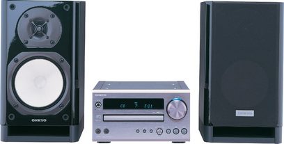 Onkyo CS-725 Hi-Fi mini-anlæg bestående af to sorte højttalere, en sølvfarvet forstærker-tuner med LCD-skærm og en CD-afspiller