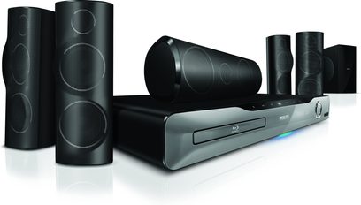 Philips HTS5560 hjemmebiograf-system bestående af 5 sorte cylinderformede højttalere, en sort rektangulær subwoofer og en grå Blu-ray-afspiller set forfra