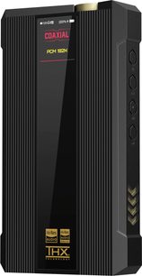 Convertidor de audio portátil FiiO Q7 negro de aluminio, vista en tres cuartos desde el frente, cuerpo acanalado con panel central de vidrio que muestra información en rojo y dorado, botón moleteado dorado en el borde superior y tres botones hexagonales alineados en el lado derecho