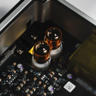 amplificateur hi-fi à lampes, gros plan sur deux tubes électroniques dorés montés sur circuit imprimé noir