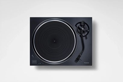 Zwarte Technics SL-1500CEG-K hi-fi draaitafel, bovenaanzicht gecentreerd op de platenspeler met zichtbare toonarm en bedieningselementen