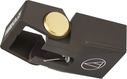 Audio Technica AT-VMN50xSH platin-diamant i mat brun plast med rund gylden metalplade på toppen, hvidt logo og synlig metalbærer til nålen, set fra skrå sidevinkel
