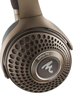 Draadloze hifi-hoofdtelefoon Focal Bathys MG zijaanzicht met ronde metalen oorschelp met perforaties en zilverkleurig centraal logo